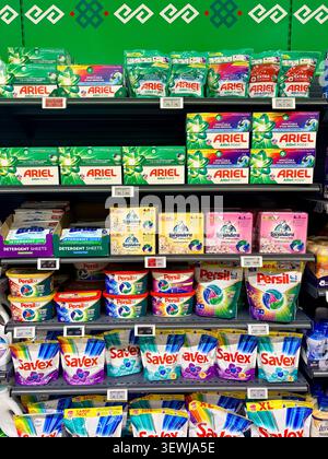 13.06.2026 Bulgarie Varna étagère de supermarché avec dosettes, capsules et feuilles de détergent à lessive Banque D'Images
