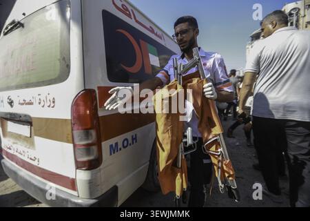 Palestine, Gaza. 26 juin 2026. (INT) douze blessés après la frappe de la tente abritant des familles déplacées dans la ville de Gaza. 27 juin 2026, Gaza, Palestine : les Palestiniens se rassemblent sur les lieux après une grève qui a frappé une tente abritant des familles déplacées dans le centre de Gaza. Selon des sources médicales, 12 personnes ont été blessées, dont des femmes, des enfants et des hommes. Les blessés ont été transférés dans des hôpitaux voisins pour y être soignés alors que les équipes d'urgence sont intervenues sur les lieux. (Crédit image : © Hashem Zimmo/TheNEWS2 via ZUMA Press Wire) USAGE ÉDITORIAL SEULEMENT ! Non destiné à UN USAGE commercial ! Banque D'Images