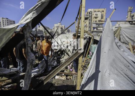 Palestine, Gaza. 26 juin 2026. (INT) douze blessés après la frappe de la tente abritant des familles déplacées dans la ville de Gaza. 27 juin 2026, Gaza, Palestine : les Palestiniens se rassemblent sur les lieux après une grève qui a frappé une tente abritant des familles déplacées dans le centre de Gaza. Selon des sources médicales, 12 personnes ont été blessées, dont des femmes, des enfants et des hommes. Les blessés ont été transférés dans des hôpitaux voisins pour y être soignés alors que les équipes d'urgence sont intervenues sur les lieux. (Crédit image : © Hashem Zimmo/TheNEWS2 via ZUMA Press Wire) USAGE ÉDITORIAL SEULEMENT ! Non destiné à UN USAGE commercial ! Banque D'Images