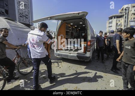 Palestine, Gaza. 26 juin 2026. (INT) douze blessés après la frappe de la tente abritant des familles déplacées dans la ville de Gaza. 27 juin 2026, Gaza, Palestine : les Palestiniens se rassemblent sur les lieux après une grève qui a frappé une tente abritant des familles déplacées dans le centre de Gaza. Selon des sources médicales, 12 personnes ont été blessées, dont des femmes, des enfants et des hommes. Les blessés ont été transférés dans des hôpitaux voisins pour y être soignés alors que les équipes d'urgence sont intervenues sur les lieux. (Crédit image : © Hashem Zimmo/TheNEWS2 via ZUMA Press Wire) USAGE ÉDITORIAL SEULEMENT ! Non destiné à UN USAGE commercial ! Banque D'Images