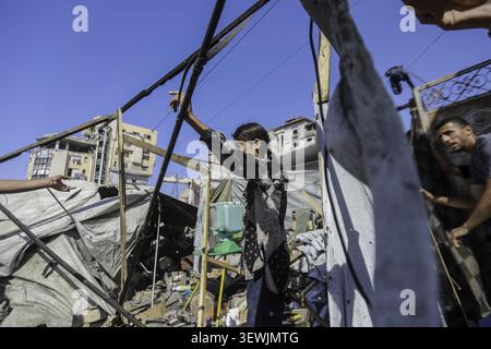 Palestine, Gaza. 26 juin 2026. (INT) douze blessés après la frappe de la tente abritant des familles déplacées dans la ville de Gaza. 27 juin 2026, Gaza, Palestine : les Palestiniens se rassemblent sur les lieux après une grève qui a frappé une tente abritant des familles déplacées dans le centre de Gaza. Selon des sources médicales, 12 personnes ont été blessées, dont des femmes, des enfants et des hommes. Les blessés ont été transférés dans des hôpitaux voisins pour y être soignés alors que les équipes d'urgence sont intervenues sur les lieux. (Crédit image : © Hashem Zimmo/TheNEWS2 via ZUMA Press Wire) USAGE ÉDITORIAL SEULEMENT ! Non destiné à UN USAGE commercial ! Banque D'Images