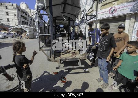 Palestine, Gaza. 26 juin 2026. (INT) douze blessés après la frappe de la tente abritant des familles déplacées dans la ville de Gaza. 27 juin 2026, Gaza, Palestine : les Palestiniens se rassemblent sur les lieux après une grève qui a frappé une tente abritant des familles déplacées dans le centre de Gaza. Selon des sources médicales, 12 personnes ont été blessées, dont des femmes, des enfants et des hommes. Les blessés ont été transférés dans des hôpitaux voisins pour y être soignés alors que les équipes d'urgence sont intervenues sur les lieux. (Crédit image : © Hashem Zimmo/TheNEWS2 via ZUMA Press Wire) USAGE ÉDITORIAL SEULEMENT ! Non destiné à UN USAGE commercial ! Banque D'Images