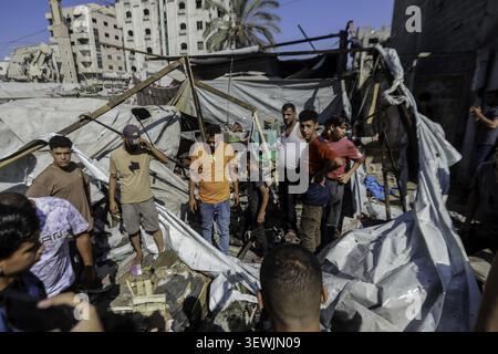 Palestine, Gaza. 26 juin 2026. (INT) douze blessés après la frappe de la tente abritant des familles déplacées dans la ville de Gaza. 27 juin 2026, Gaza, Palestine : les Palestiniens se rassemblent sur les lieux après une grève qui a frappé une tente abritant des familles déplacées dans le centre de Gaza. Selon des sources médicales, 12 personnes ont été blessées, dont des femmes, des enfants et des hommes. Les blessés ont été transférés dans des hôpitaux voisins pour y être soignés alors que les équipes d'urgence sont intervenues sur les lieux. (Crédit image : © Hashem Zimmo/TheNEWS2 via ZUMA Press Wire) USAGE ÉDITORIAL SEULEMENT ! Non destiné à UN USAGE commercial ! Banque D'Images