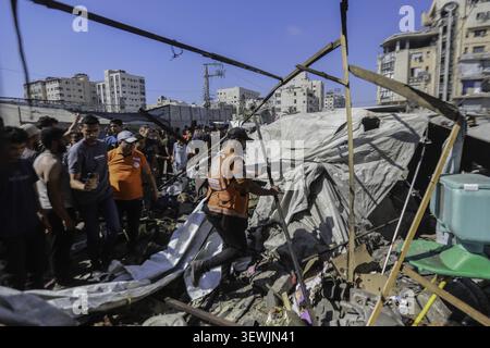 Palestine, Gaza. 26 juin 2026. (INT) douze blessés après la frappe de la tente abritant des familles déplacées dans la ville de Gaza. 27 juin 2026, Gaza, Palestine : les Palestiniens se rassemblent sur les lieux après une grève qui a frappé une tente abritant des familles déplacées dans le centre de Gaza. Selon des sources médicales, 12 personnes ont été blessées, dont des femmes, des enfants et des hommes. Les blessés ont été transférés dans des hôpitaux voisins pour y être soignés alors que les équipes d'urgence sont intervenues sur les lieux. (Crédit image : © Hashem Zimmo/TheNEWS2 via ZUMA Press Wire) USAGE ÉDITORIAL SEULEMENT ! Non destiné à UN USAGE commercial ! Banque D'Images