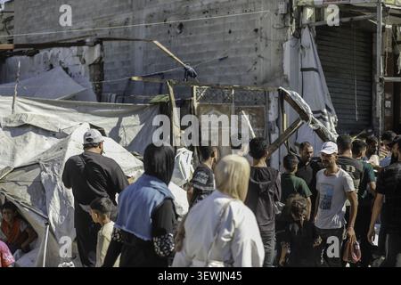 Palestine, Gaza. 26 juin 2026. (INT) douze blessés après la frappe de la tente abritant des familles déplacées dans la ville de Gaza. 27 juin 2026, Gaza, Palestine : les Palestiniens se rassemblent sur les lieux après une grève qui a frappé une tente abritant des familles déplacées dans le centre de Gaza. Selon des sources médicales, 12 personnes ont été blessées, dont des femmes, des enfants et des hommes. Les blessés ont été transférés dans des hôpitaux voisins pour y être soignés alors que les équipes d'urgence sont intervenues sur les lieux. (Crédit image : © Hashem Zimmo/TheNEWS2 via ZUMA Press Wire) USAGE ÉDITORIAL SEULEMENT ! Non destiné à UN USAGE commercial ! Banque D'Images