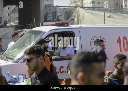 Palestine, Gaza. 26 juin 2026. (INT) douze blessés après la frappe de la tente abritant des familles déplacées dans la ville de Gaza. 27 juin 2026, Gaza, Palestine : les Palestiniens se rassemblent sur les lieux après une grève qui a frappé une tente abritant des familles déplacées dans le centre de Gaza. Selon des sources médicales, 12 personnes ont été blessées, dont des femmes, des enfants et des hommes. Les blessés ont été transférés dans des hôpitaux voisins pour y être soignés alors que les équipes d'urgence sont intervenues sur les lieux. (Crédit image : © Hashem Zimmo/TheNEWS2 via ZUMA Press Wire) USAGE ÉDITORIAL SEULEMENT ! Non destiné à UN USAGE commercial ! Banque D'Images