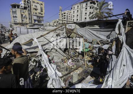Palestine, Gaza. 26 juin 2026. (INT) douze blessés après la frappe de la tente abritant des familles déplacées dans la ville de Gaza. 27 juin 2026, Gaza, Palestine : les Palestiniens se rassemblent sur les lieux après une grève qui a frappé une tente abritant des familles déplacées dans le centre de Gaza. Selon des sources médicales, 12 personnes ont été blessées, dont des femmes, des enfants et des hommes. Les blessés ont été transférés dans des hôpitaux voisins pour y être soignés alors que les équipes d'urgence sont intervenues sur les lieux. (Crédit image : © Hashem Zimmo/TheNEWS2 via ZUMA Press Wire) USAGE ÉDITORIAL SEULEMENT ! Non destiné à UN USAGE commercial ! Banque D'Images