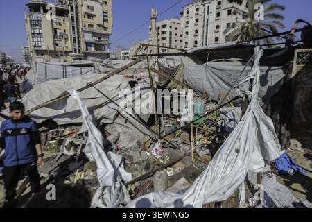Palestine, Gaza. 26 juin 2026. (INT) douze blessés après la frappe de la tente abritant des familles déplacées dans la ville de Gaza. 27 juin 2026, Gaza, Palestine : les Palestiniens se rassemblent sur les lieux après une grève qui a frappé une tente abritant des familles déplacées dans le centre de Gaza. Selon des sources médicales, 12 personnes ont été blessées, dont des femmes, des enfants et des hommes. Les blessés ont été transférés dans des hôpitaux voisins pour y être soignés alors que les équipes d'urgence sont intervenues sur les lieux. (Crédit image : © Hashem Zimmo/TheNEWS2 via ZUMA Press Wire) USAGE ÉDITORIAL SEULEMENT ! Non destiné à UN USAGE commercial ! Banque D'Images