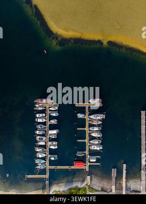 Vue aérienne de la marina d'Emu point avec divers bateaux amarrés à des jetées en bois, entouré d'eau claire et sombre et d'un rivage sablonneux à Emu point, Wester Banque D'Images