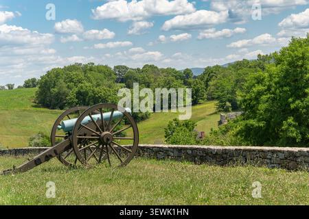 Canon de la guerre civile surplombant le champ de bataille au champ de bataille national d'Antietam près de Sharpsburg, Maryland, États-Unis. Banque D'Images