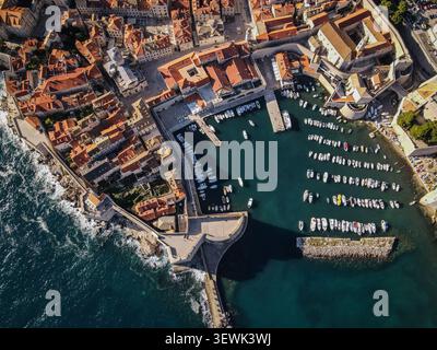 Une prise de vue aérienne en grand angle capture la vieille ville historique de Dubrovnik, en Croatie, avec ses bâtiments densément peuplés au toit en terre cuite, à côté d'un vibra Banque D'Images