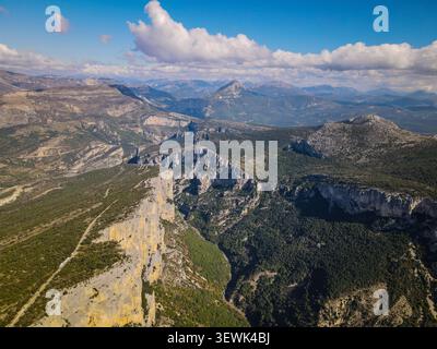 Une vue aérienne impressionnante capture le paysage spectaculaire des gorges du Verdon, avec ses imposantes falaises calcaires, son profond canyon et sa végétation dense Banque D'Images