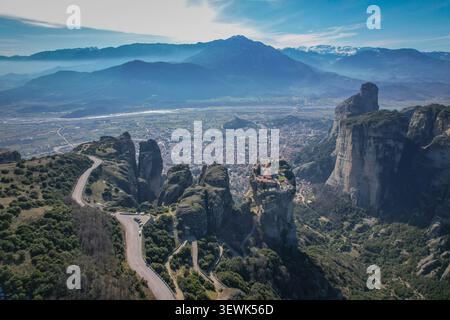 Une vue aérienne capture le paysage spectaculaire des Météores, en Grèce, avec le monastère Saint de la Sainte Trinité perché au sommet d'une forma rocheuse imposante Banque D'Images