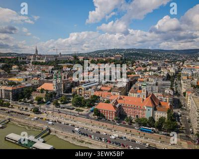 Une vue aérienne grand angle capture le paysage urbain vibrant de Budapest, en Hongrie, sous un ciel d'été lumineux avec des nuages blancs moelleux. L'historique Matthias Chu Banque D'Images