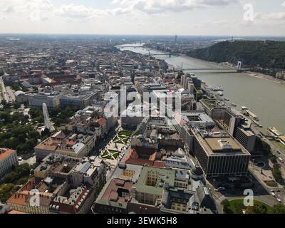 Une prise de vue aérienne grand angle capture le paysage urbain de Budapest, en Hongrie, y compris le Danube et le pont Elisabeth. L'image présente une u dense Banque D'Images