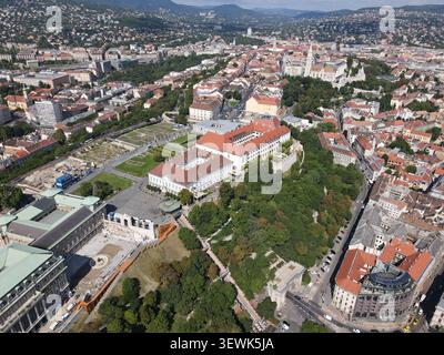 BUDAPEST, HONGRIE - 24 août 2021 : une vue aérienne de Budapest présente le château de Buda, le bastion des pêcheurs et l'église Matthias avec la ville environnante A. Banque D'Images