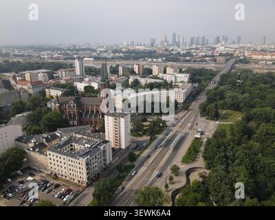 POLOGNE, VARSOVIE - 27 juillet 2021 : la cathédrale de Florian est visible parmi les bâtiments, avec la Vistule et le paysage urbain en arrière-plan. Thi Banque D'Images