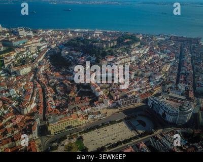 Une vue aérienne grand angle capture la ville de Lisbonne, au Portugal, avec le Tage en arrière-plan. Le château historique de São Jorge se dresse prominen Banque D'Images