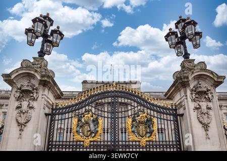 Les portes ornées du palais de Buckingham à Londres Banque D'Images