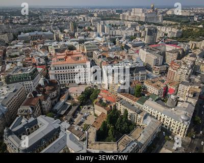 Une prise de vue aérienne grand-angle capture le paysage urbain dense de Bucarest, en Roumanie, avec des bâtiments historiques et le Palais du Parlement visibles sur le th Banque D'Images