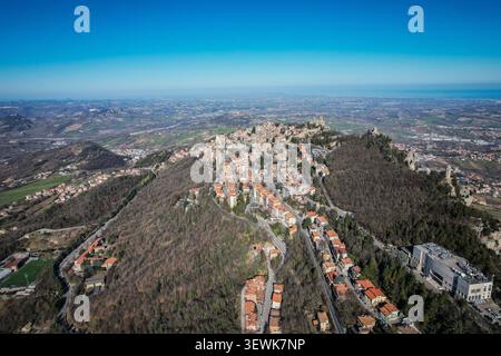 Une vue aérienne large montre la ville de Saint-Marin s'étendant sur les crêtes du Monte Titano, entourée de collines, de routes et de villes lointaines. Cette perspective Banque D'Images