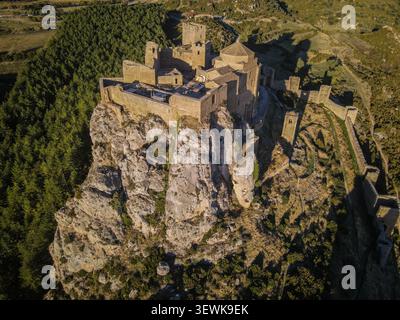 Vue aérienne du château de Loarre, un château roman et une abbaye, situé sur un éperon rocheux dans les pré-Pyrénées de Huesca, Espagne. Cette forteresse médiévale w Banque D'Images