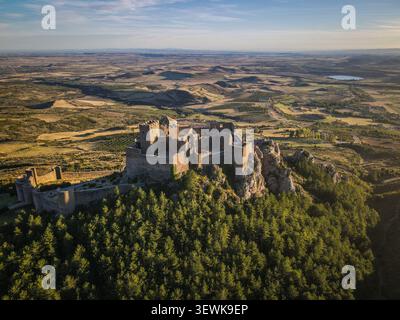 Le château de Loarre, une forteresse romane, est situé sur un éperon rocheux surplombant une forêt de pins et un vaste paysage rural à Huesca, en Espagne. Ceci AE Banque D'Images