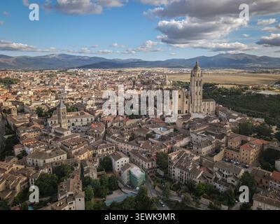 Une vue aérienne grand angle capture la ville de Ségovie avec ses bâtiments historiques et la cathédrale de Ségovie qui domine l'horizon. Cette image est sui Banque D'Images
