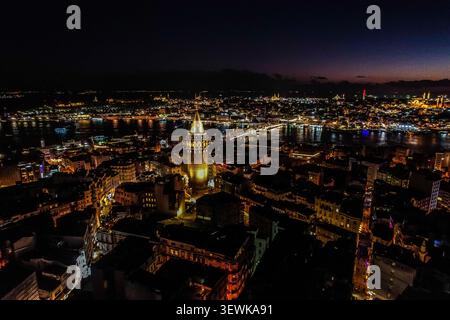 Une vue aérienne montre la Tour de Galata illuminée et la Corne d'Or, reliant le détroit du Bosphore, avec la ville tentaculaire d'Istanbul sous A. Banque D'Images