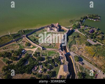 La forteresse Akkerman à Bilhorod-Dnistrovskyi, en Ukraine, est capturée d'en haut, révélant ses vastes murs de pierre et ses structures centrales à côté de th Banque D'Images