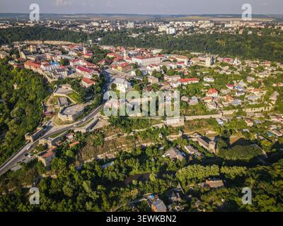 Une prise de vue aérienne grand angle montre la ville de Kamianets-Podilskyi et sa vieille forteresse par une journée ensoleillée. La ville historique en Ukraine est connue pour son bien-pré Banque D'Images