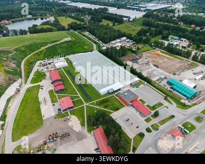 Rumbula, Lettonie - 24 juin 2026 : vue aérienne de l'installation de gestion des déchets Getlini EKO avec de grandes serres, des bâtiments industriels et ses environs Banque D'Images