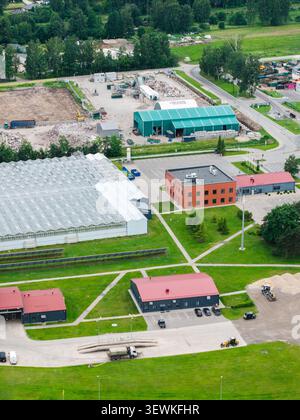 Rumbula, Ropazu novads, Lettonie - 24 juin 2026 : vue aérienne de l'installation de gestion des déchets Getlini EKO avec de grandes serres, des bâtiments industriels, et Banque D'Images