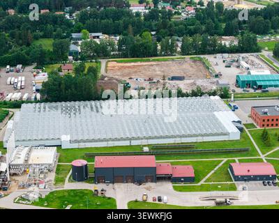 Rumbula, Ropazu novads, Lettonie - 24 juin 2026 : vue aérienne de l'installation de gestion des déchets Getlini EKO avec une grande serre et des bâtiments industriels Banque D'Images