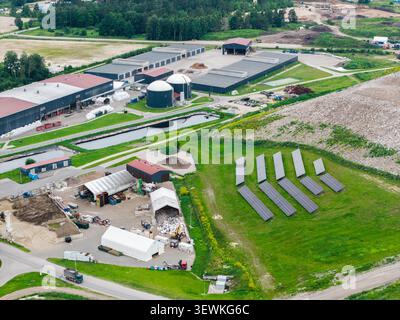 Rumbula, Lettonie - 24 juin 2026 : vue aérienne de vides resursu Centrs installation de gestion des déchets avec bâtiments industriels, panneaux solaires, et Banque D'Images