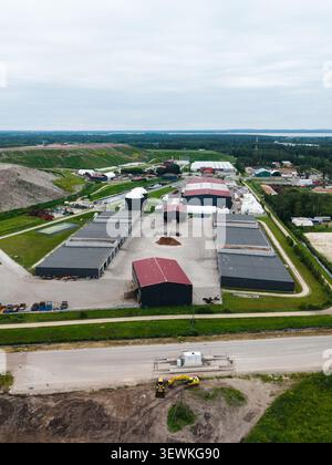 Rumbula, Ropazu novads, Lettonie - 24 juin 2026 : vue aérienne des centres vides resursu, une installation de gestion des déchets avec bâtiments industriels et machine Banque D'Images