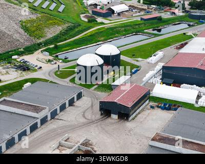 Rumbula, Lettonie - 24 juin 2026 : vue aérienne de vides resursu Centrs installation de gestion des déchets avec de grands dômes de stockage, des bâtiments industriels et surr Banque D'Images