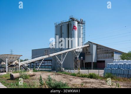Un logo de taureau rouge stylisé de K+S Kali est affiché sur un silo industriel à Grobbendonk. L’entreprise fournit des produits minéraux et des engrais pour l’agriculture Banque D'Images