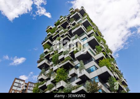 Eindhoven, pays-Bas. Vue en bas angle du bâtiment résidentiel Trudo vertical Forest montrant des balcons remplis d'arbres et de plantes vertes sous A. Banque D'Images