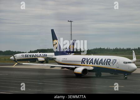 Deux avions Ryanair à l'aéroport de Gothenburg Landvetter, Suède, le 23 juin 2026 Banque D'Images