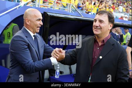 Miami, États-Unis. 27 juin 2026. Roberto Martinez (G), entraîneur-chef du Portugal, serre la main de l'entraîneur-chef colombien Nestor Lorenzo avant le match de groupe K entre la Colombie et le Portugal lors de la Coupe du monde de la FIFA 2026 au Miami Stadium, Miami, États-Unis, le 27 juin 2026. Crédit : Zhang Chen/Xinhua/Alamy Live News Banque D'Images