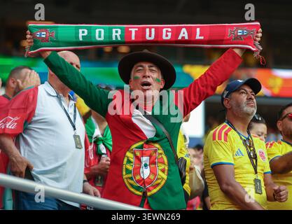 Miami, Floride, États-Unis. 27 juin 2026. Un fan du Portugal dans les tribunes avant le match de la Coupe du monde de football de la FIFA entre la Colombie et le Portugal au Miami Stadium de Miami, en Floride. Kyle Okita/CSM/Alamy Live News Banque D'Images