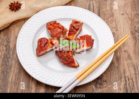 Côtes de porc Char Siu glacées au miel chinois Banque D'Images