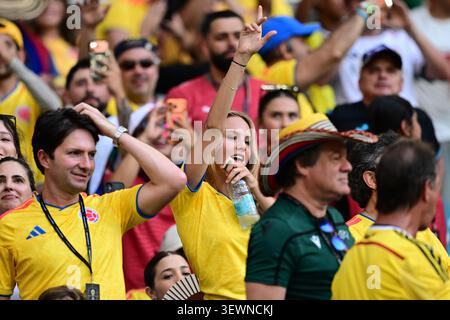 Miami, États-Unis. 27 juin 2026. Les supporters colombiens encouragent avant le match du Groupe K de la Coupe du monde de la FIFA 2026 entre la Colombie et le Portugal au stade de Miami le 27 juin 2026 à Miami, en Floride. (Photo de JC Ruiz/Sipa USA) crédit : Sipa USA/Alamy Live News Banque D'Images
