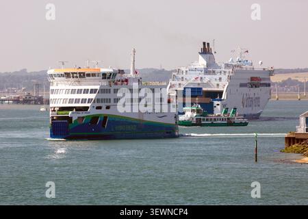 Portsmouth, Hampshire, Royaume-Uni - 25 juin 2026 : Une entrée animée du port de Portsmouth avec Wightlink Victoria of Wight et Brittanny Ferries Galicia Banque D'Images