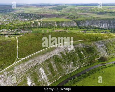 Vue aérienne d'une rivière serpentant à travers des champs vallonnés et verdoyants près d'un village, vue aérienne, paysage sur la rivière Raut, Raut, Vieux Orhei, Orheiul Vech Banque D'Images