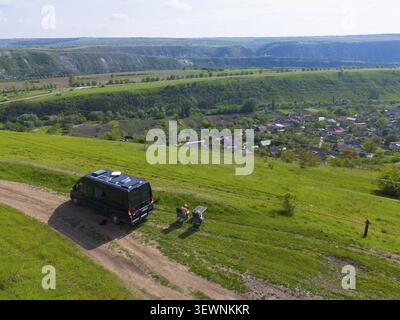 Camping-car garé dans une rue avec une vue large sur les collines verdoyantes, vue aérienne, camping-car, vue sur Trebujeni, Falt-orhei, Orheiul Vechi, site archéologique Banque D'Images