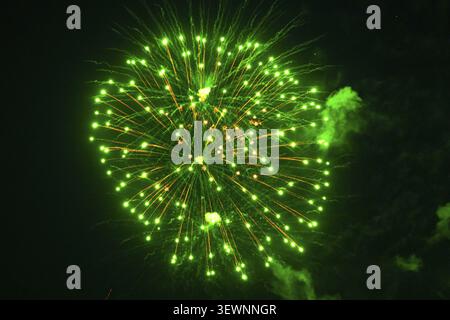 Des feux d'artifice verts brillent dans le ciel nocturne, Ternitz, basse-Autriche, Autriche Banque D'Images
