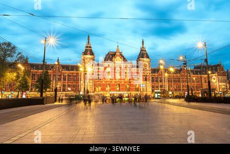 Amsterdam Centraal, Pays-Bas, Europe - 20 mai 2026 : Large panorama de l'architecture du bâtiment de la Gare Centrale éclairé le soir Banque D'Images