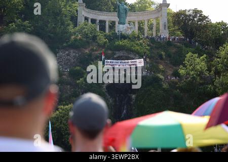 Des manifestants anti-Pride tenant une banderole "le péché ne peut pas être une question de fierté, Budapest n'est pas Sodoma" écrit sur elle en hongrois lors de la marche de la fierté de Budapest Banque D'Images